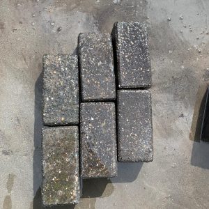 Grijze betonklinkers keiformaat